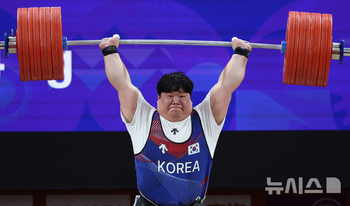 [나고야(일본)=뉴시스] 이영환 기자 = 29일 오후(현지 시간) 일본 아이치현 나고야시 중소기업진흥회관에서 열린 2026 아이치·나고야 아시안게임 역도 남자 110kg 이상급 결선, 한국 송영환이 용상 2차시기 234kg 도전에 성공하고 있다. 2026.09.29. 20hwan@newsis.com