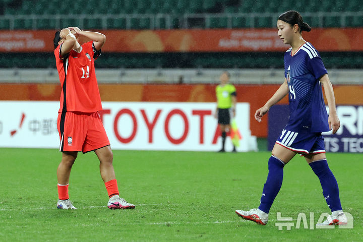 [후쿠로이(일본)=뉴시스] 김금보 기자 = 29일(현지시간) 일본 시즈오카현 후쿠로이시 시즈오카 스타디움 에코파에서 열린 2026 아이치·나고야 아시안게임 여자 축구 준결승 한국과 일본의 경기, 한국 정민영이 슛을 시도한 뒤 아쉬워하고 있다. 2026.09.29. kgb@newsis.com