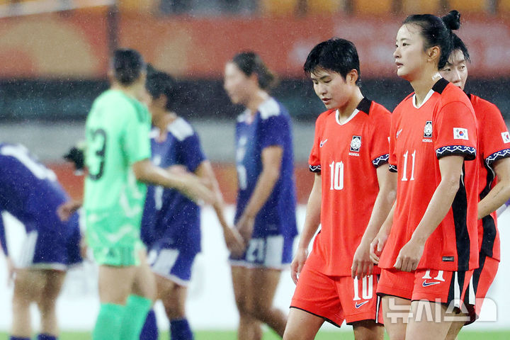 [후쿠로이(일본)=뉴시스] 김금보 기자 = 29일(현지시간) 일본 시즈오카현 후쿠로이시 시즈오카 스타디움 에코파에서 열린 2026 아이치·나고야 아시안게임 여자 축구 준결승 한국과 일본의 경기, 0-2로 패한 한국 지소연, 최유리가 아쉬워하고 있다. 2026.09.29. kgb@newsis.com
