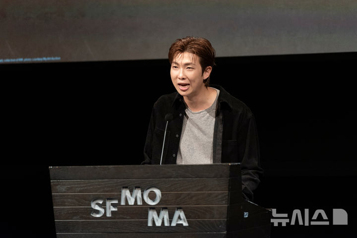 [샌프란시스코=AP/뉴시스] 방탄소년단(BTS)의 RM이 29일(현지 시간) 미 캘리포니아주 샌프란시스코 현대미술관(SFMOMA)에서 열리는 ‘RM X SFMOMA: 당신과 나 사이’ 특별 전시회 사전 공개 행사에 앞서 발언하고 있다. RM의 개인 소장품을 전시하는 이번 특별전은 다음 달 3일 개막해 2월 7일까지 열린다. 2026.09.30.