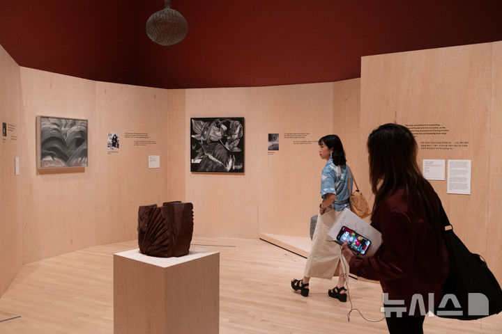 [샌프란시스코=AP/뉴시스] 29일(현지 시간) 미 캘리포니아주 샌프란시스코 현대미술관(SFMOMA)에서 열리는 방탄소년단(BTS)의 RM의 ‘RM X SFMOMA: 당신과 나 사이’ 특별 전시회 사전 공개 행사 방문객들이 전시 작품을 감상하고 있다. RM의 개인 소장품을 전시하는 이번 특별전은 다음 달 3일 개막해 2월 7일까지 열린다. 2026.09.30.
