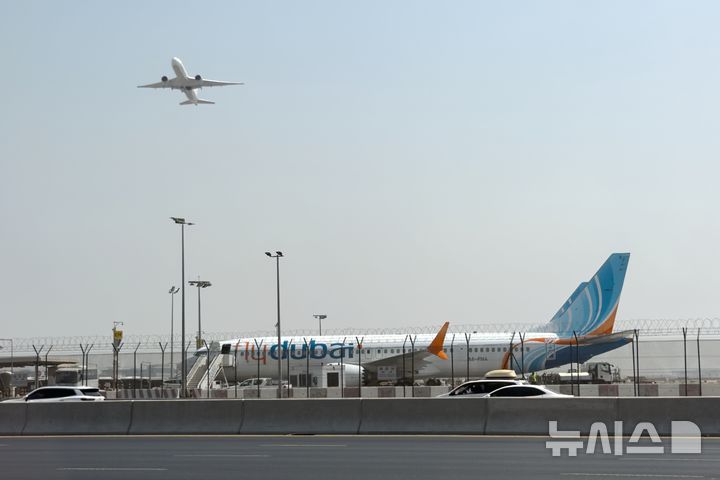 [두바이(아랍에미리트)=AP/뉴시스]아랍에미리트(UAE) 두바이 국제공항에 30일 플라이 두바이 항공기 1대가 착륙해 있는 옆으로 또다른 항공기가 이륙하고 있다. 이날 오전 플라이 두바이 항공기 1대가 이스라엘 텔아비브로 향하던 중 방향을 틀어 사우디아라비아에 착륙한 데 이어 또다른 항공기 1대도 텔아비브로 가던 중 두바이로 회항했다. 2026.09.30.