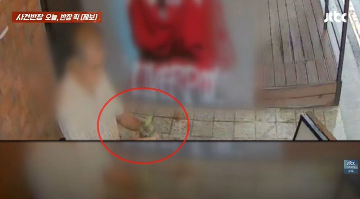 [서울=뉴시스] 한 남성이 매장 테이블에 진열된 화분에서 식물은 빼고 화분만 챙겨 달아나는 영상이 공개됐다. (사진 : JTBC 유튜브 채널 캡처) *재판매 및 DB 금지