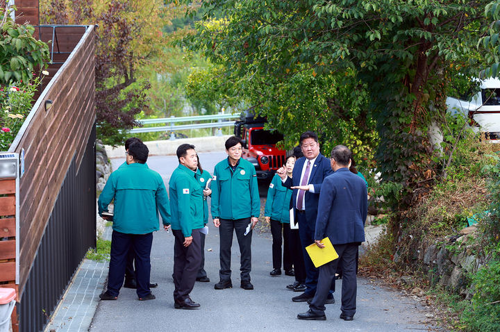 이상호 태백시장이 관계 공무원들과 함께 학마을 일대를 돌며 가로등 조도와 도로 경사, 겨울철 결빙 대비 상태 등 야간 통행환경을 현장 점검하고 있다.(사진=태백시 제공) *재판매 및 DB 금지