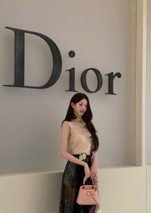 [서울=뉴시스]장원영이 디올 쇼장에서 포즈를 취하고 있다. (사진=장원영 SNS 캡처) 2026.09.30. photo@newsis.com *재판매 및 DB 금지