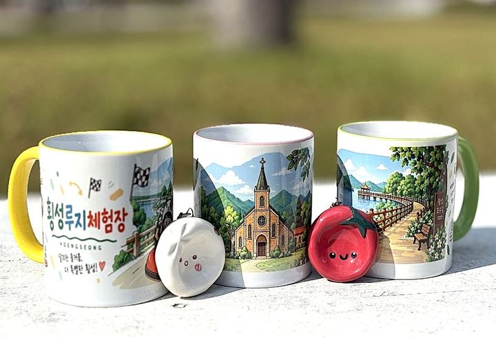 [횡성=뉴시스] 기차여행객에게 제공하는 횡성 주요 관광지 그림이 담긴 도자기 머그컵. (사진=횡성군 제공) 2026.09.30. photo@newsis.com *재판매 및 DB 금지
