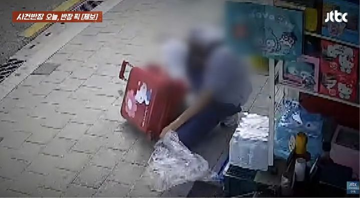 [서울=뉴시스] 편의점 캐리어와 매장 화분을 훔쳐간 남성들의 모습이 잇따라 포착됐다. (사진 출처=JTBC '사건반장' 캡처)