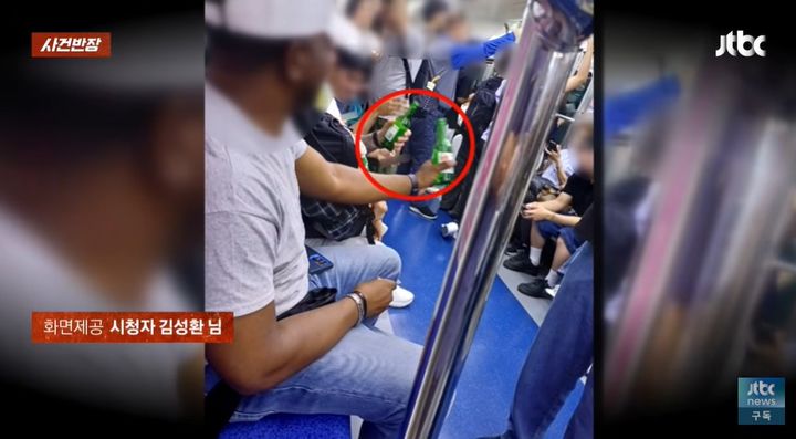 [서울=뉴시스] 수도권 전철 1호선 객차에서 외국인 남성들이 소주병을 들고 마시며 고성방가했다는 제보가 나왔다. (사진=JTBC '사건반장' 캡처)