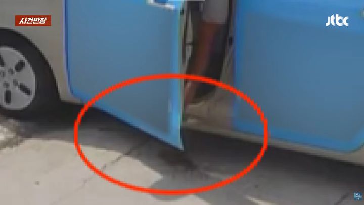 [서울=뉴시스] 남의 집 앞에 먹다 남은 콜라를 잔뜩 뿌리고 간 모습이 공개됐다. (사진=JTBC '사건반장' 캡처)
