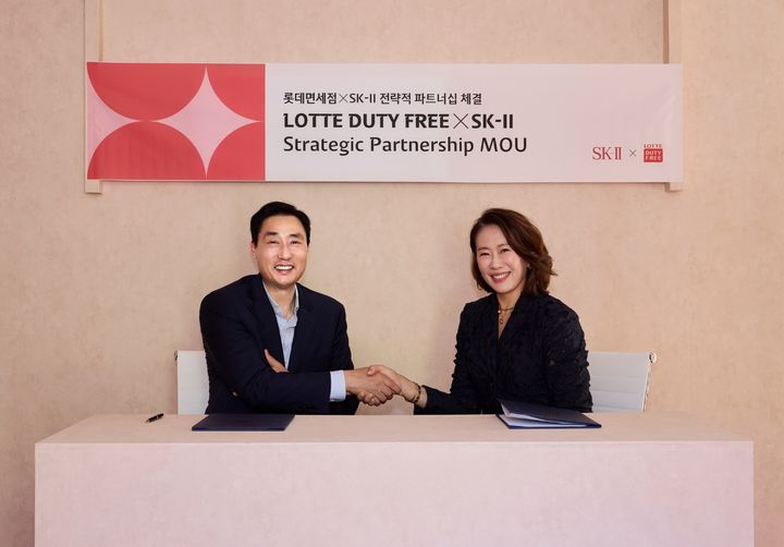 [서울=뉴시스] 28일(현지시간) 프랑스 칸에서 열린 세계 최대 규모의 면세 박람회 '2026 TFWA 월드(World)'에서 김동하 롯데면세점 대표이사(왼쪽)와 이수경 P&G 글로벌 스킨케어 프레지던트가 MOU 체결 후 기념 촬영을 하고 있다. (사진=롯데면세점 제공) 2026.09.30. photo@newsis.com *재판매 및 DB 금지