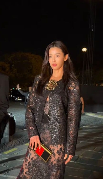 [서울=뉴시스] 전지현이 파리에서 열린 생 로랑 쇼장에서 포즈를 취하고 있다. (사진=보그코리아 SNS 캡처) 2026.09.30. photo@newsis.com *재판매 및 DB 금지