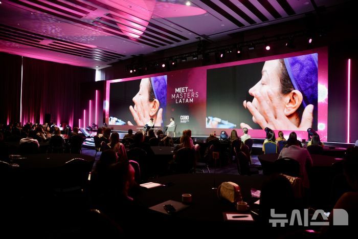 [서울=뉴시스] 콜롬비아 보고타 Hilton Bogota Corferias에서 열린 '2026 Meet the Master LATAM'에서 중남미 미용성형 전문의들이 참석한 가운데 안면 시술 시연이 대형 스크린을 통해 생중계되고 있다. (사진=시지바이오 제공) 2026.09.30. photo@newsis.com