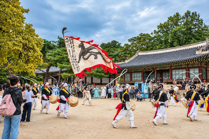 [서울=뉴시스] 2025 가을 궁중문화축전 '길놀이' (사진=국가유산진흥원 제공) 2026.09.30. photo@newsis.com *재판매 및 DB 금지