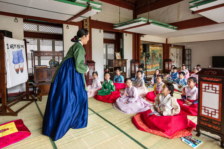 [서울=뉴시스] 2025 가을 궁중문화축전 '준명당 어린이 학교' (사진=국가유산진흥원 제공) 2026.09.30. photo@newsis.com *재판매 및 DB 금지
