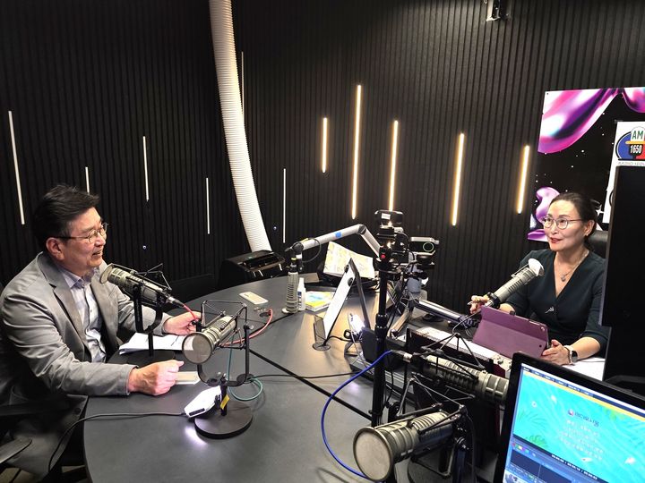 [횡성=뉴시스] 장신상 횡성군수가 LA 라디오서울 생방송에서 제53회 LA 한인축제 참가와 횡성 농특산물을 소개하고 있다. (사진=횡성군 제공) 2026.09.30. photo@newsis.com *재판매 및 DB 금지