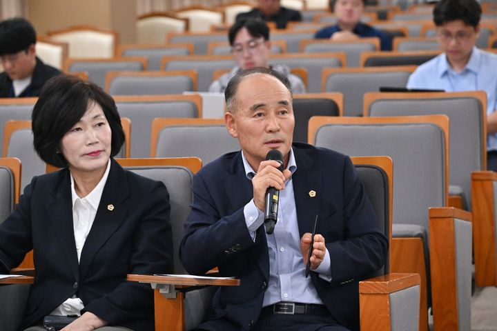 [서울=뉴시스] 최두호 더불어민주당 서울시의원이 29일 열린 '한강버스 요금체계 개편을 위한 시민 공청회'에서 질의하고 있다. (사진=서울시의회) 2026.09.29. photo@newsis.com *재판매 및 DB 금지