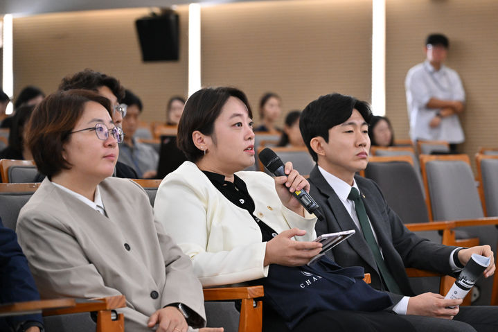 [서울=뉴시스] 노연수 서울시의원이 29일 열린 '한강버스 요금체계 개편을 위한 시민 공청회'에서 질의하고 있다. (사진=서울시의회) 2026.09.29. photo@newsis.com *재판매 및 DB 금지