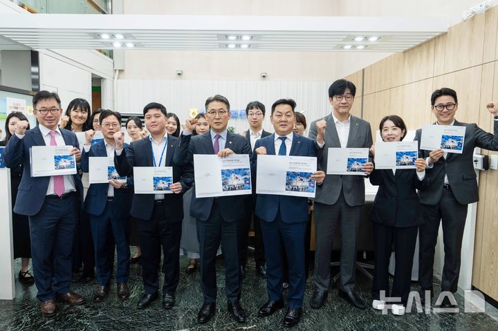 [서울=뉴시스] 권대영 금융위원회 부위원장이 30일 오전 제2차 국민참여형 국민성장펀드(이하 ‘국민참여성장펀드’) 판매처 중 하나인 서울 종로구 NH농협은행 정부서울청사지점을 방문해 일반 국민들이 펀드 가입 시 거치게 되는 투자자 성향 분석, 펀드 중요사항 확인(투자설명서, 약관 등) 등 펀드 가입 과정의 전반을 직접 경험하며, 가입 절차상의 편의성과 애로사항 등을 점검한 후 펀드 가입했다. (사진제공=금융위원회) 2026.09.30. photo@newsis.com