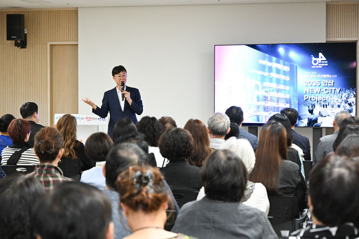 [안산=뉴시스] 이민근 경기 안산시장이 29일 마을공동체종합지원센터에서 열린 타운홀 미팅에 참석, 지역에서 진행되는 주요 사업에 대해 설명하고 있다. (사진=안산시 제공) 2026.09.30. photo@newsis.com *재판매 및 DB 금지