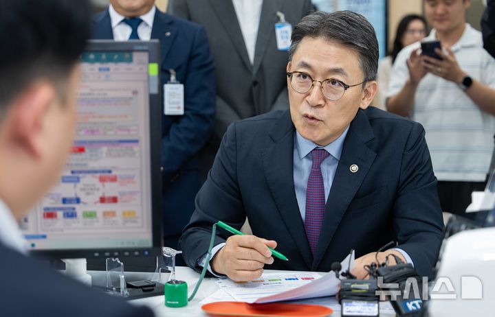 [서울=뉴시스] 권대영 금융위원회 부위원장이 30일 오전 제2차 국민참여형 국민성장펀드(이하 ‘국민참여성장펀드’) 판매처 중 하나인 서울 종로구 NH농협은행 정부서울청사지점을 방문해 일반 국민들이 펀드 가입 시 거치게 되는 투자자 성향 분석, 펀드 중요사항 확인(투자설명서, 약관 등) 등 펀드 가입 과정의 전반을 직접 경험하며, 가입 절차상의 편의성과 애로사항 등을 점검한 후 펀드 가입했다. (사진제공=금융위원회) 2026.09.30. photo@newsis.com