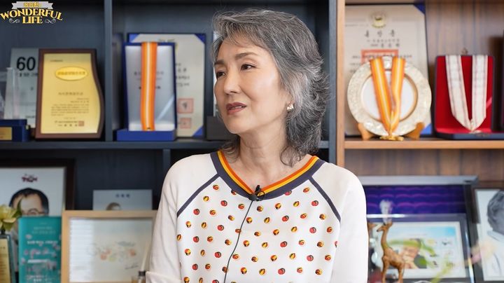 [서울=뉴시스] 이휘향이 과거 포항 지방 연극 무대에 올랐던 일화에 대해 말하고 있다. (사진=송승환의 원더풀 라이트 유튜브 캡처) 2026.09.30. photo@newsis.com *재판매 및 DB 금지
