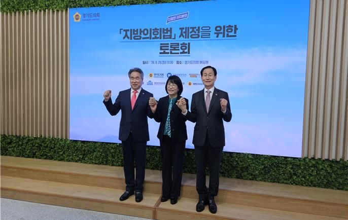 [부산=뉴시스](왼쪽부터) 박준 경남도의회 의장, 이영해 울산시의회 의장, 강무길 부산시의회 의장이 지난 29일 대한민국시도의회의장협의회에서 만나 오는 10월 중 의장들이 함께하는 자리를 마련해 '부울경의회 광역발전 협의회'를 구성하고 공동협력 선언문을 발표하기로 했다. (사진=부산시의회 제공) 2026.09.30. photo@newsis.com *재판매 및 DB 금지