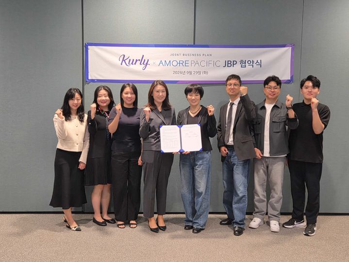 컬리가 뷰티 브랜드 그룹 아모레퍼시픽과 손잡고 단독 상품 기획과 공동 마케팅 등 전방위적 협업에 나선다고 30일 밝혔다. *재판매 및 DB 금지