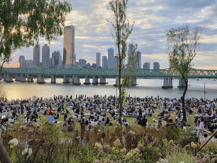 [서울=뉴시스] 노들섬 잔디밭에서 시간을 보내는 방문객들. (사진=서울시 제공) 2026.09.30. photo@newsis.com *재판매 및 DB 금지