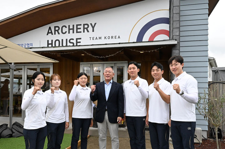 정의선 대한양궁협회 회장과 양궁 국가대표 선수(사진=대한양궁협회 제공) *재판매 및 DB 금지