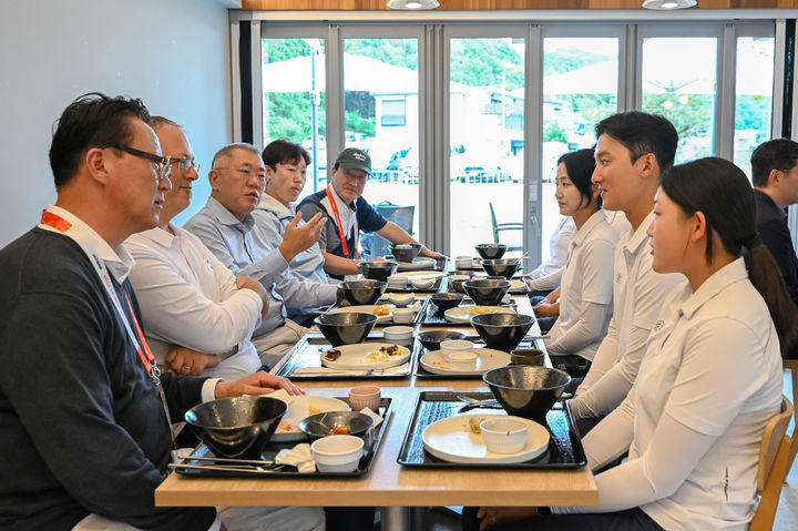 정의선 대한양궁협회 회장과 양궁 국가대표 선수(사진=대한양궁협회 제공) *재판매 및 DB 금지