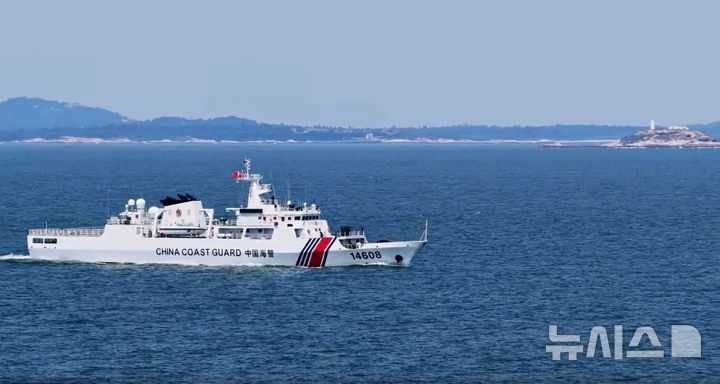 [베이징=뉴시스] 중국 해경은 29일 중국과 대만 사이에 있는 중국 푸젠성 인접 섬인 진먼다오 인근 해역을 순찰했다는 내용을 영상과 함께 공개했다. 사진은 중국 해경이 공개한 순찰 영상.(사진=중국 해경 위챗 영상 갈무리) 2026.09.30 photo@newsis.com