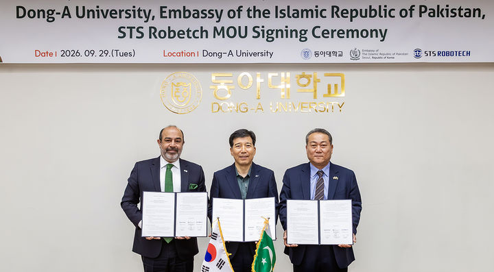 [부산=뉴시스] 동아대학교는 주한파키스탄대사관, STS로보텍 등과 우수 인재 유치와 교육·취업 및 지역 정주 지원을 위한 제3자 업무협약(MOU)을 체결했다고 30일 밝혔다. (사진=동아대 제공) 2026.09.30. photo@newsis.com *재판매 및 DB 금지
