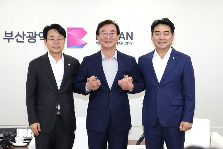 [부산=뉴시스]부산시는 30일 오전 시청 7층 의전실에서 박홍배 더불어민주당 부산시당위원장(왼쪽)과 이성권 국민의힘 부산시당위원장(오른쪽), 전재수 부산시장(가운데)이 참석한 가운데 '부산 발전 여·야·정 회의'를 열었다. (사진=부산시 제공) 2026.09.30. photo@newsis.com *재판매 및 DB 금지