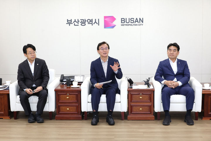 [부산=뉴시스]부산시는 30일 오전 시청 7층 의전실에서 박홍배 더불어민주당 부산시당위원장(왼쪽)과 이성권 국민의힘 부산시당위원장(오른쪽), 전재수 부산시장(가운데)이 참석한 가운데 '부산 발전 여·야·정 회의'를 열었다. (사진=부산시 제공) 2026.09.30. photo@newsis.com *재판매 및 DB 금지