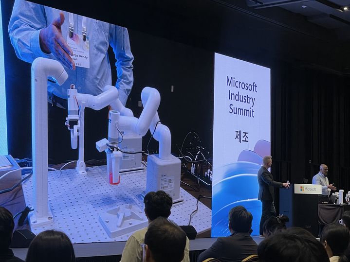 [서울=뉴시스] 이주영 기자 = 30일 서울 코엑스에서 열린 '마이크로소프트 인더스트리 서밋'에서 피지컬 AI 로봇 시연이 진행되고 있다. 사람이 '리더' 로봇팔을 움직이자 '팔로워' 로봇팔이 같은 동작을 따라 하며 AI 모델 학습에 필요한 데이터를 수집하고 있다. 2026.09.30. zoo@newsis.com *재판매 및 DB 금지
