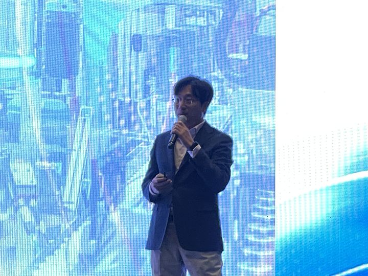 [서울=뉴시스] 이주영 기자 = 최강림 한국마이크로소프트 제조 및 모빌리티 총괄이 30일 서울 코엑스에서 열린 '마이크로소프트 인더스트리 서밋'에서 제조업의 인공지능(AI) 전환과 자율 실행 전략을 발표하고 있다. 2026.09.30. zoo@newsis.com *재판매 및 DB 금지