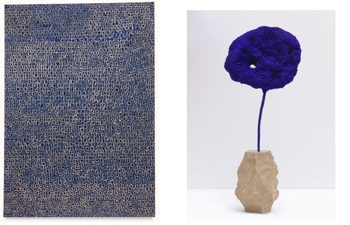 김환기, 『26-I-70 #141』, 1970. SFMOMA 컬렉션. 김 여사의 기증. © 와키키 유산. (오른쪽)이브 클랭, 『에퐁주(SE251)(스펀지 [SE 251])』, 1961. SFMOMA 소장. 필리스 C. 와티스 유산. © 아티스트 권리 협회(ARS), 뉴욕/ADAGP, 파리. 사진=캐서린 뉴 틸 *재판매 및 DB 금지