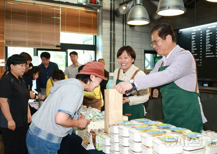 [전주=뉴시스] 30일 송미령 농림축산식품부 장관이 조지훈 전주시장과 함께 팔복예술공장을 찾아 '산단 노동자 천원의 아침밥’ 사업 현장을 살펴보고, 노동자들을 격려하고 있다. 2026.09.30 (사진= 전주시 제공) *재판매 및 DB 금지