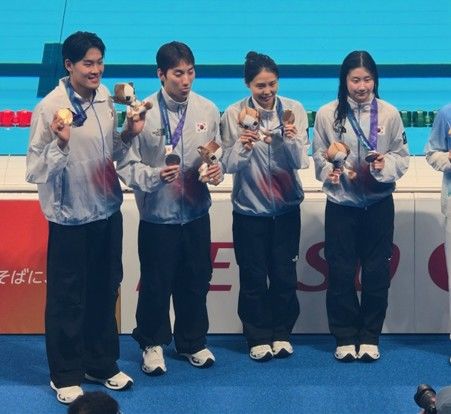 [제주=뉴시스] 지난 17~26일 일본 도쿄 아쿠아틱스센터에서 개최된 2026 아이치-나고야 아시안게임에서 성과를 낸 제주시청 소속 수영팀 선수들이 기념사진을 촬영하고 있다. (사진=제주시 제공) 2026.09.30. photo@newsis.com