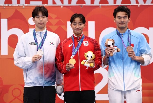 [서귀포=뉴시스] 지난 17~26일 일본 도쿄 아쿠아틱스센터에서 개최된 2026 아이치-나고야 아시안게임에 출전해 은메달과 동메달 2개를 획득한 서귀포시 직장운동경기부 소속 이주호(왼쪽 첫 번째)가 기념사진을 촬영하고 있다. (사진=제주시 제공) 2026.09.30. photo@newsis.com