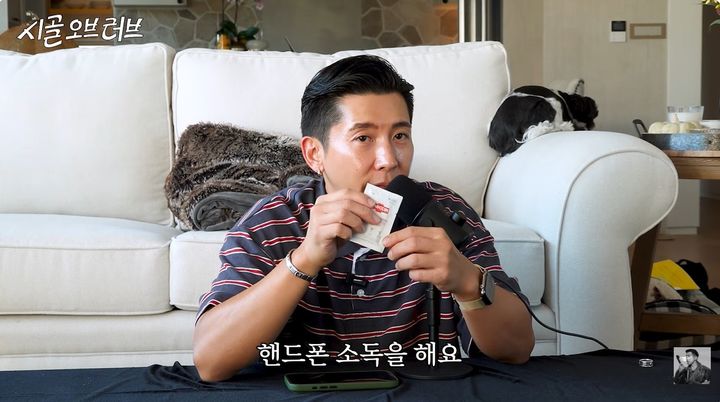 [서울=뉴시스] 가수 브라이언이 29일 자신의 유튜브 채널을 통해 공개한 영상에서 청소용품을 활용한 ASMR(자율반응 쾌락반응)에 도전했다. (사진=유튜브채널 '더브라이언' 화면 캡처) 2026.09.30.photo@newsis.com&nbsp; *재판매 및 DB 금지