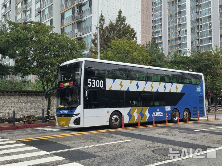 [오산=뉴시스] 5300번 친환경 2층 전기 저상버스. (사진=오산시 제공) 2026.09.30. photo@newsis.com 
