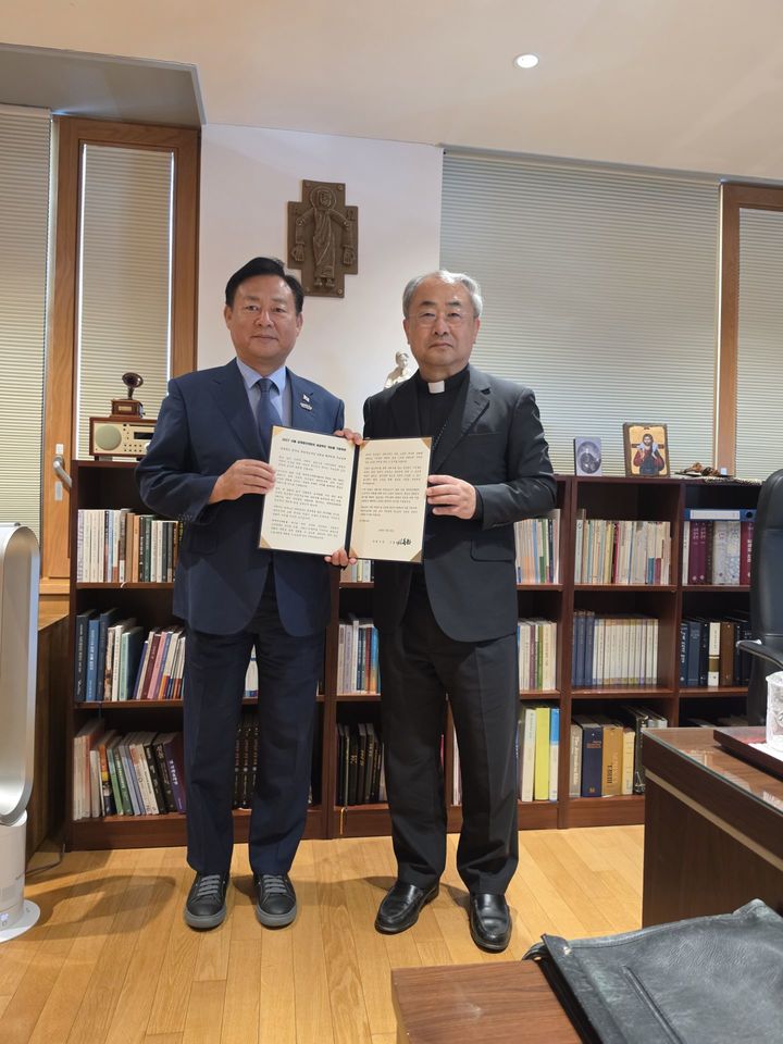 [구리=뉴시스] 29일 천주교 의정부교구를 방문한 신동화 구리시장이 손희송 베네딕토 교구장과 기념촬영을 하고 있다. (사진=구리시 제공) 2026.09.30. photo@newsis.com&nbsp; *재판매 및 DB 금지