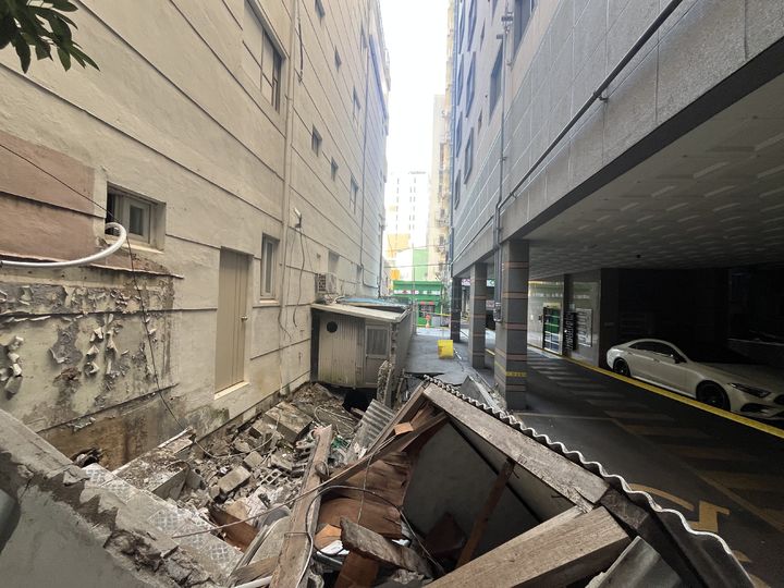 [부산=뉴시스] 지난 29일 오후 10시32분께 부산 서구 부민동의 한 오피스텔과 상가 건물 사이에 있던 담벼락이 무너지는 사고가 발생했다. (사진=부산 서구청 제공) 2026.09.30. photo@newsis.com *재판매 및 DB 금지