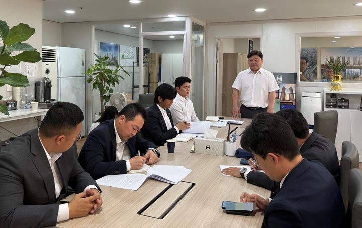[서울=뉴시스] 이연희 기자 = 목동 신시가지 아파트 4단지 재건축정비사업조합 관계자가 30일 오전 조합 사무실에서 시공사 선정 관련 현장설명회를 열고 건설사 관계자들에게 설명하고 있다. dyhlee@newsis.com *재판매 및 DB 금지
