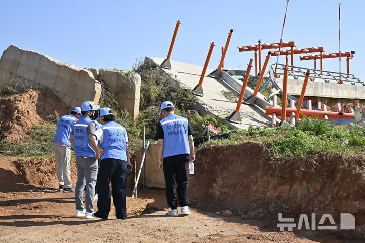 [무안=뉴시스] 양시원 기자 = 30일 오전 전남광주통합특별시 무안군 무안국제공항에서 여객기 참사 유족들이 사고가 발생한 로컬라이저 주변을 둘러보고 있다. 2026.09.30. goodwrite97@newsis.com