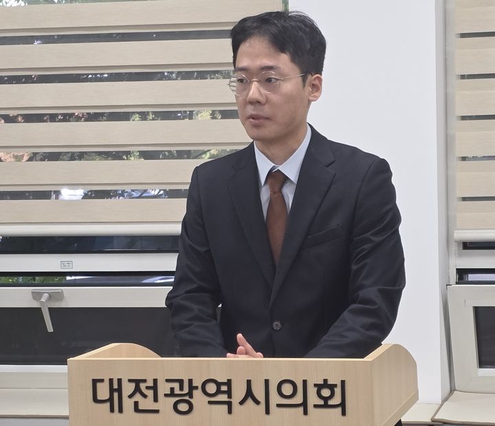 [대전=뉴시스] 조명휘 기자 = 강희린 개혁신당 대전시당위원장이 30일 대전시의회 기자실에서 회견을 열고 트램 건설을 원점에서 재검토해야 한다고 주장하고 있다. 2026.09.30. *재판매 및 DB 금지