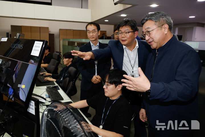 [서울=뉴시스] 윤호중 행정안전부 장관이 30일 오전 지난해 배터리 화재가 발생한 국가정보자원관리원 대전본원을 방문해 전산실 복구 상황 및 디지털 안전관리 체계 등 종합 점검을 하고 있다. (사진=행정안전부 제공) 2026.9.30 photo@newsis.com