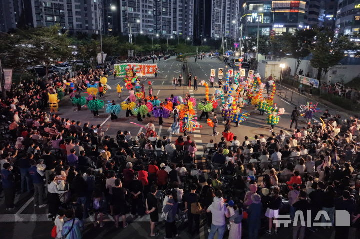 [안성=뉴시스] 안성 바우덕이 축제 전야제, 길놀이 퍼레이드 모습 (사진=안성시 제공) 2206.09.30.photo@newsis.com 