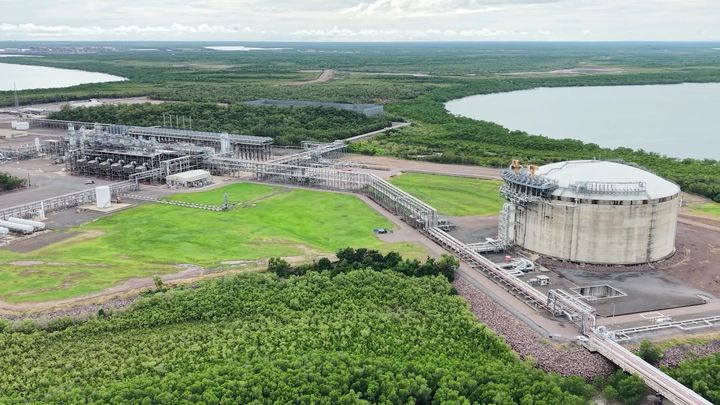 [다윈(호주)=뉴시스] 호주 다윈 액화천연가스(LNG) 터미널 내 LNG 저장 탱크와 플랜트 모습. (사진=SK이노베이션) 2026.09.30 photo@newsis.com *재판매 및 DB 금지 *재판매 및 DB 금지